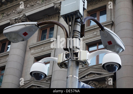 Due videocamere di sicurezza su un post Foto Stock