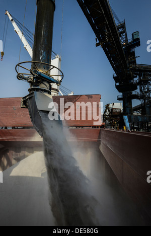 Lo zucchero viene caricato a bordo di una nave per le esportazioni verso la Cina , Santos porta , SANTOS, Brasile venerdì 5 luglio , 2013 Foto Stock