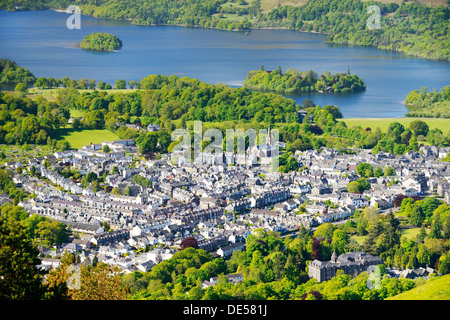 Parco Nazionale del Distretto dei Laghi, Cumbria, Inghilterra. A sud-ovest su Keswick città e north end di Derwentwater. Estate Foto Stock