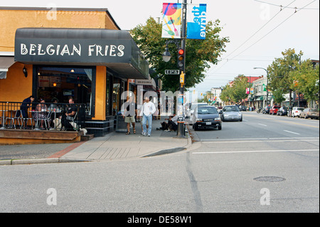 Vista guardando verso nord lungo la unità commerciali, Vancouver, BC, Canada Foto Stock