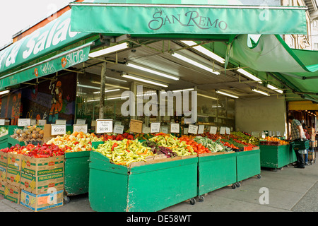 Mercato di frutta e verdura in unità commerciali, Vancouver, BC, Canada Foto Stock