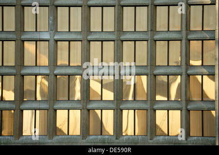 La riflessione del Canada Place vele in ufficio edificio windows, Vancouver, BC, Canada Foto Stock