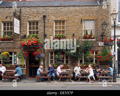 Tavoli all aperto al pub, Windsor, Inghilterra Foto Stock