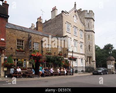 Tavoli all aperto al pub, Windsor in Inghilterra e in ingresso alla lunga passeggiata Foto Stock