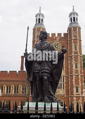 Eton College cortile statua del Fondatore Re Henry Foto Stock