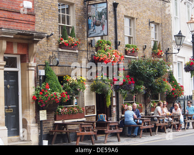 Windsor, Inghilterra, tavoli all aperto al pub vicino all entrata di Windsor Great Park Foto Stock