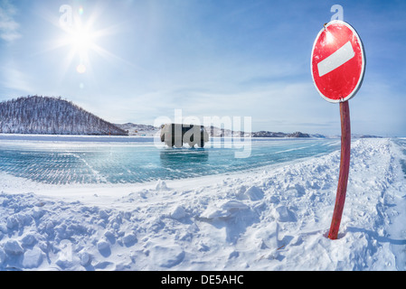 Proibitivo segno di traffico sul Baikal attraversamento di ghiaccio di Olkhon island Foto Stock