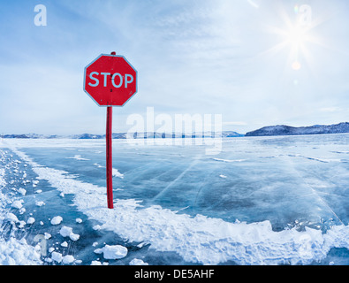 Arresto proibitivo segno di traffico sul Baikal attraversamento di ghiaccio di Olkhon island Foto Stock