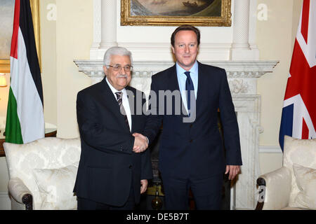 London, Londra, Regno Unito. Undicesimo Sep, 2013. Il presidente palestinese Mahmoud Abbas (Abu Mazen) incontra il Primo Ministro britannico David Cameron a Londra, 11 settembre 2013 © Thaer Ganaim APA/images/ZUMAPRESS.com/Alamy Live News Foto Stock