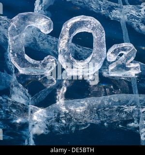 Formula chimica dei gas ad effetto serra Biossido di carbonio CO2 costituito da ghiaccio in inverno congelati lago Baikal Foto Stock