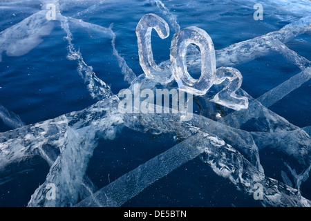 Formula chimica dei gas ad effetto serra Biossido di carbonio CO2 costituito da ghiaccio in inverno congelati lago Baikal Foto Stock