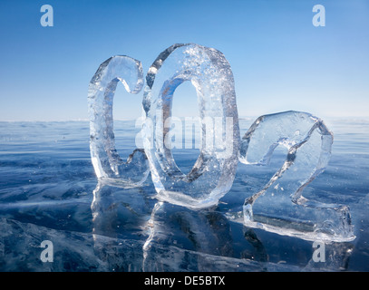 Formula chimica dei gas ad effetto serra Biossido di carbonio CO2 costituito da ghiaccio in inverno congelati lago Baikal sotto il cielo blu Foto Stock