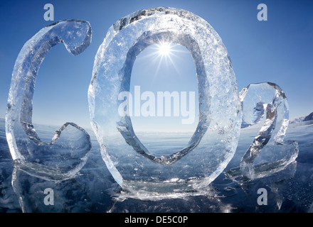 Formula chimica dei gas ad effetto serra Biossido di carbonio CO2 costituito da ghiaccio in inverno congelati lago Baikal sotto il cielo blu e raggi solari Foto Stock