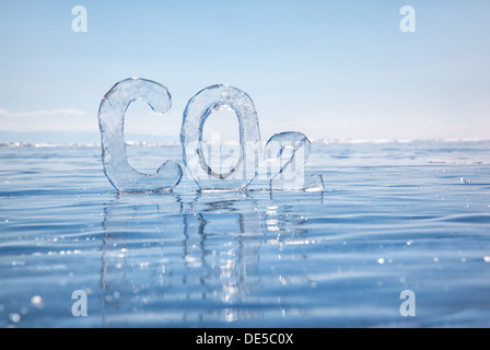 Formula chimica dei gas ad effetto serra Biossido di carbonio CO2 costituito da ghiaccio in inverno congelati lago Baikal sotto il cielo blu Foto Stock