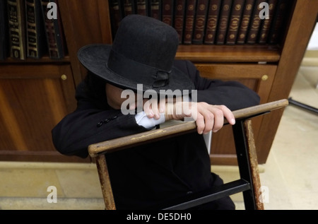 Un ebreo ortodosso che dorme in una Yeshiva che un'istituzione educativa ebraica che si concentra sullo studio dei testi religiosi tradizionali. Gerusalemme Israele Foto Stock