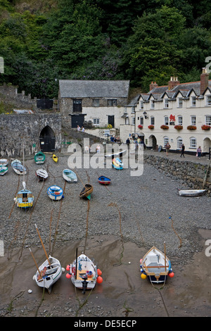 Barche da pesca in porto, mostrando Red Lion Hotel, Clovelly, Devon, Inghilterra, Regno Unito Foto Stock