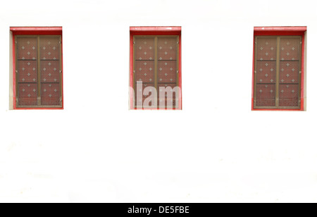 Il vecchio stile della finestra con il muro bianco sullo sfondo Foto Stock