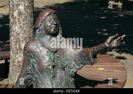 Bronzeskulptur der Schauspielerin Tana Schanzara von Karl Ulrich Nuss am Hans-Schalla-Platz vor dem Schaupielhaus Bochum, Ruhrgebiet, Nordrhein-Westfa Foto Stock