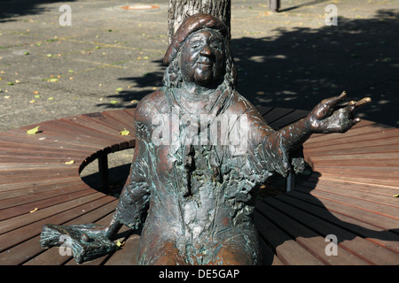 Bronzeskulptur der Schauspielerin Tana Schanzara von Karl Ulrich Nuss am Hans-Schalla-Platz vor dem Schaupielhaus Bochum, Ruhrgebiet, Nordrhein-Westfa Foto Stock