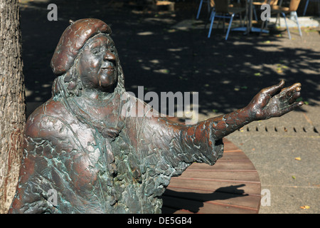 Bronzeskulptur der Schauspielerin Tana Schanzara von Karl Ulrich Nuss am Hans-Schalla-Platz vor dem Schaupielhaus Bochum, Ruhrgebiet, Nordrhein-Westfa Foto Stock