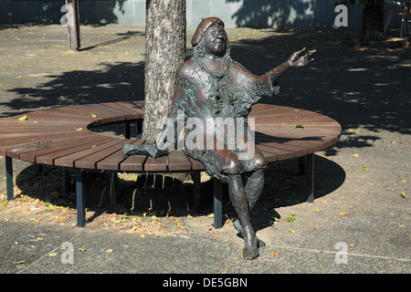 Bronzeskulptur der Schauspielerin Tana Schanzara von Karl Ulrich Nuss am Hans-Schalla-Platz vor dem Schaupielhaus Bochum, Ruhrgebiet, Nordrhein-Westfa Foto Stock