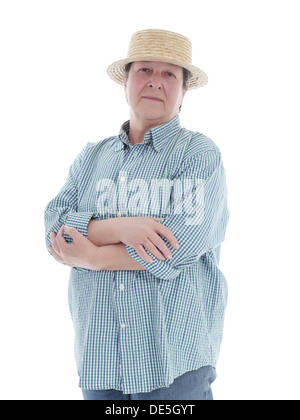 Femmina giardiniere senior indossando cappello di paglia che posano su sfondo bianco Foto Stock