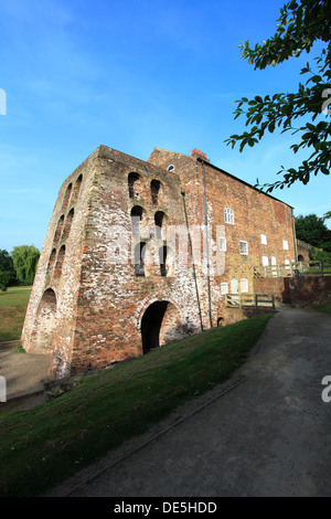Moira forno, un inizio del XIX secolo il ferro-making altoforno. Ashby Canal, Moira village, Leicestershire, Inghilterra; Gran Bretagna; Regno Unito Foto Stock