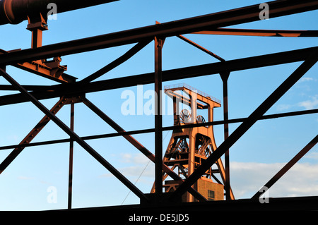 Complesso industriale delle miniere di carbone dello Zollverein. Torre di avvolgimento dell'albero 12. Famoso simbolo di Essen, e il bacino della Ruhr, Germania Foto Stock