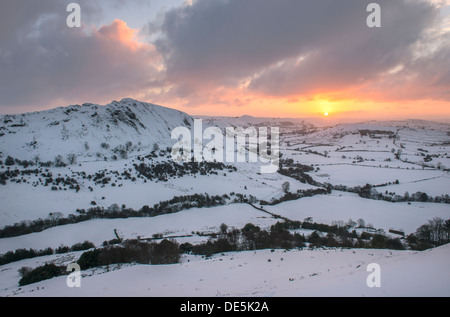 Inverno sunrise su Chrome Hill e la colomba superiore Valle, Peak District, Derbyshire. Inghilterra Foto Stock
