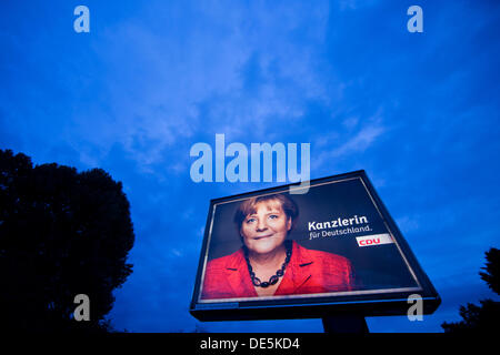 Un cartellone elettorale democratico cristiana europea (CDU), con un'immagine del Cancelliere tedesco Angela Merkel è raffigurato nella Colonia, Germania, 11 settembre 2013. Le elezioni federali hanno luogo in Germania il 22 settembre 2013. Foto: Rolf Vennenbernd Foto Stock