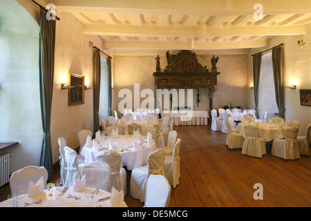 Rittersaal, festlich gedeckte Tische im Restaurant von Wasserschloss Haus Kemnade in Hattingen-Blankenstein, Ruhrgebiet, Renania settentrionale-Vestfalia Foto Stock