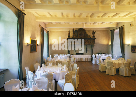 Rittersaal, festlich gedeckte Tische im Restaurant von Wasserschloss Haus Kemnade in Hattingen-Blankenstein, Ruhrgebiet, Renania settentrionale-Vestfalia Foto Stock