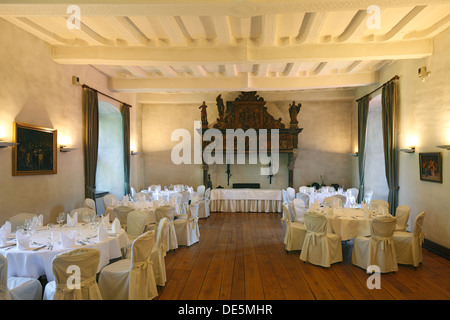 Rittersaal, festlich gedeckte Tische im Restaurant von Wasserschloss Haus Kemnade in Hattingen-Blankenstein, Ruhrgebiet, Renania settentrionale-Vestfalia Foto Stock