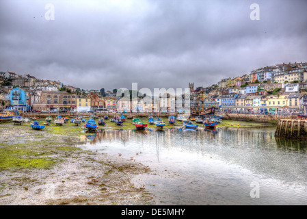 Brixham Devon a bassa marea in questo English Harbour su un Nuvoloso Giorno in HDR Foto Stock