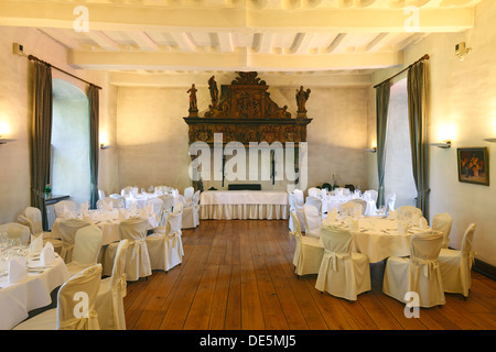 Rittersaal, festlich gedeckte Tische im Restaurant von Wasserschloss Haus Kemnade in Hattingen-Blankenstein, Ruhrgebiet, Renania settentrionale-Vestfalia Foto Stock