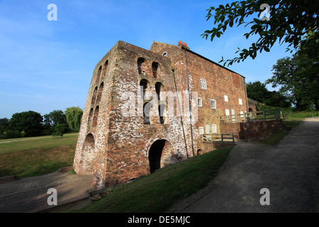 Moira forno, un inizio del XIX secolo il ferro-making altoforno. Ashby Canal, Moira village, Leicestershire, Inghilterra; Gran Bretagna; Regno Unito Foto Stock