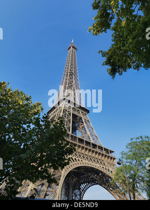 Torre Eiffel shot contro il cielo blu Foto Stock