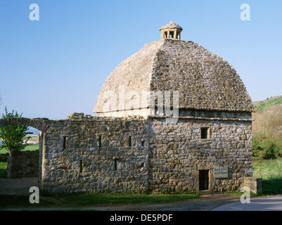 Penmon Priory Elizabethan colombaia, Penmon, Anglesey, Galles Foto Stock