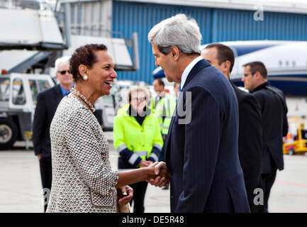 Ginevra, Svizzera. Xii Sep, 2013. Il Segretario di Stato americano John Kerry è accolto da Ambasciatore Betty E. re come egli arriva per incontri con il Ministro degli Esteri russo Sergey Lavrov, 12 settembre 2013 a Ginevra, Svizzera. Credito: Planetpix/Alamy Live News Foto Stock