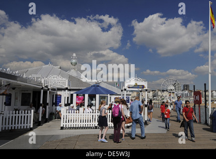 I turisti sul molo di Brighton con spiaggia in background East Sussex England Foto Stock