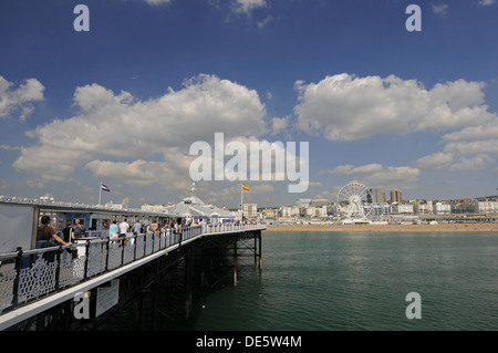 Visualizzare torna alla spiaggia dal Molo di Brighton Brighton East Sussex England Foto Stock