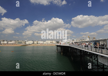 Visualizzare torna alla spiaggia dal Molo di Brighton Brighton East Sussex England Foto Stock