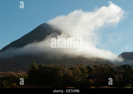 La nebbia la cancellazione da Glamaig nella Red Cuillins da Sligachan, Isola di Skye, Scotland, Regno Unito Foto Stock