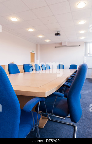 Una tipica sala riunioni / sala riunioni / Sala conferenze dotata di una parete montato schermo e con montaggio a soffitto del proiettore. Foto Stock