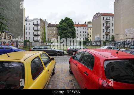 Berlino, Germania, terreno vacante davanti a vecchi edifici in Gaertnerstrasse Foto Stock