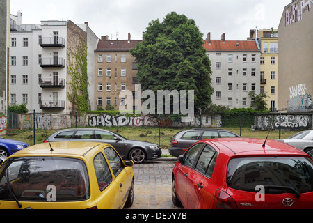 Berlino, Germania, terreno vacante davanti a vecchi edifici in Gaertnerstrasse Foto Stock