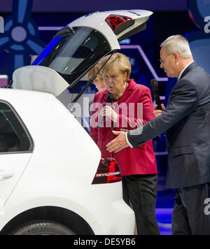 Francoforte, Germania. Xii Sep, 2013. Il cancelliere tedesco Angela Merkel (CDU, L) e presidente di un produttore di automobili Volkswagen (VW), Martin Winterkorn, posizionarsi di fronte al boot di VW "eGolf' modello di auto durante il sessantacinquesimo Fankfurt International Motor Show (IAA) di Francoforte, Germania, 12 settembre 2013. La IAA è considerato uno tra i più importanti spettacoli del motore in tutto il mondo e corre dal 12 settembre al 22 settembre 2013. Foto: Uwe Anspach/dpa/Alamy Live News Foto Stock