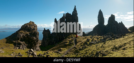 Il vecchio uomo di Storr e altri pinnacoli, al di sotto del Storr, Trotternish, Isola di Skye, Scotland, Regno Unito. Foto Stock