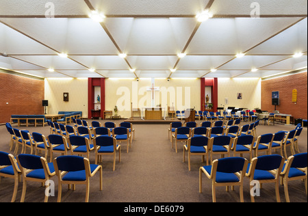 Un ampio angolo di immagine presa all'interno di una cappella moderna entro uno di Sua Maestà il carcere in Lancashire nel Regno Unito. Foto Stock