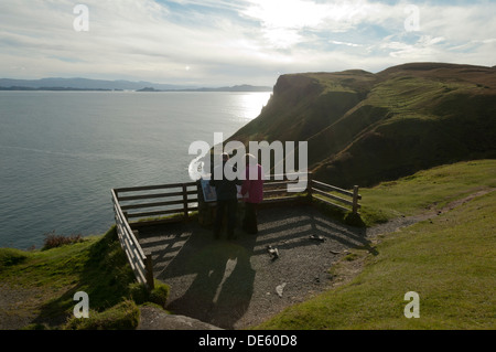 Visualizzazione sopra la piattaforma di abbandonato diatomite lavora presso la lealt, Trotternish, Isola di Skye, Scotland, Regno Unito. Foto Stock